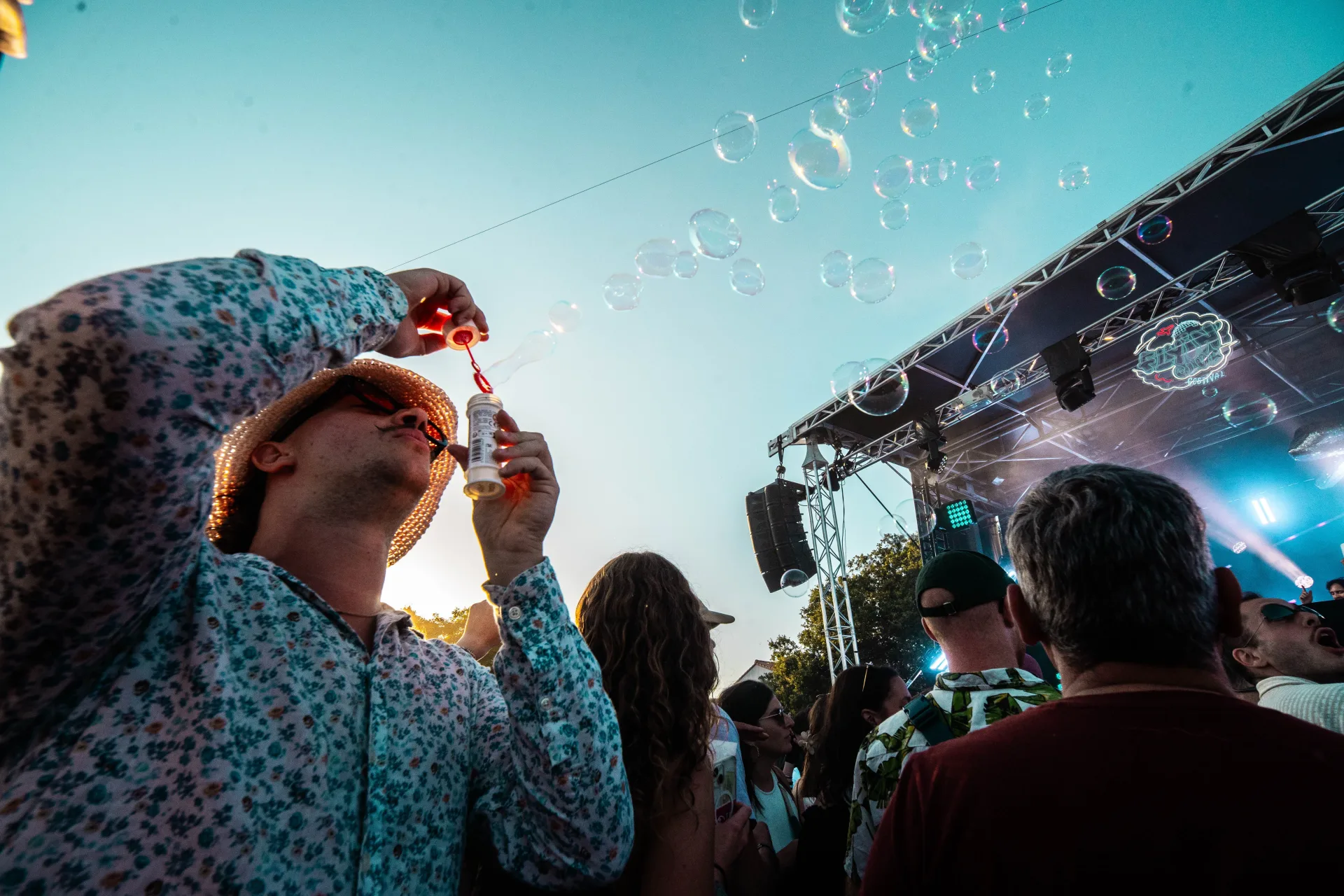 Char tropical défilant au coucher du soleil - ambiance colorée et festive du Flyin'Festival