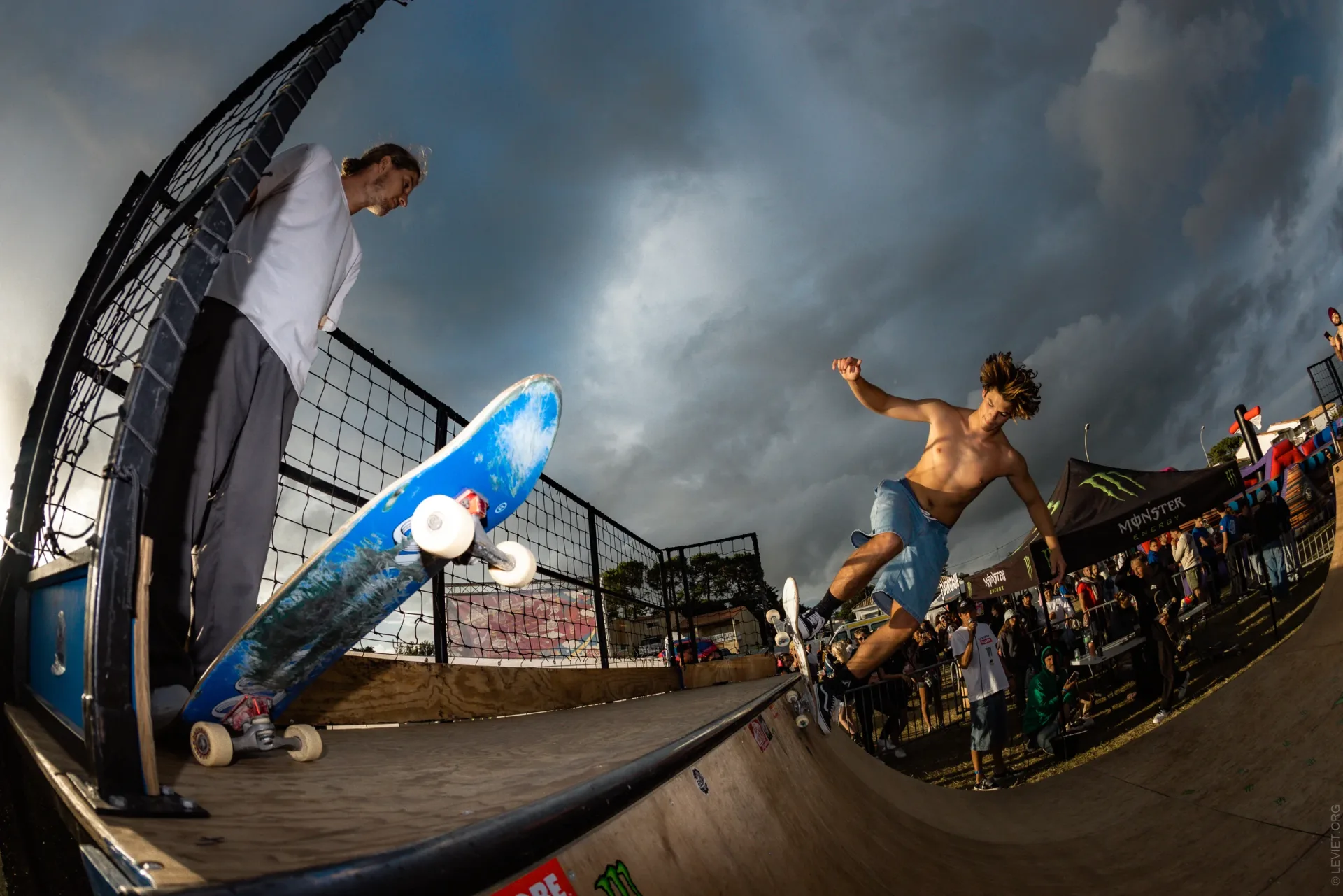 Foule dansante illuminée par le soleil couchant au Flyin'Festival