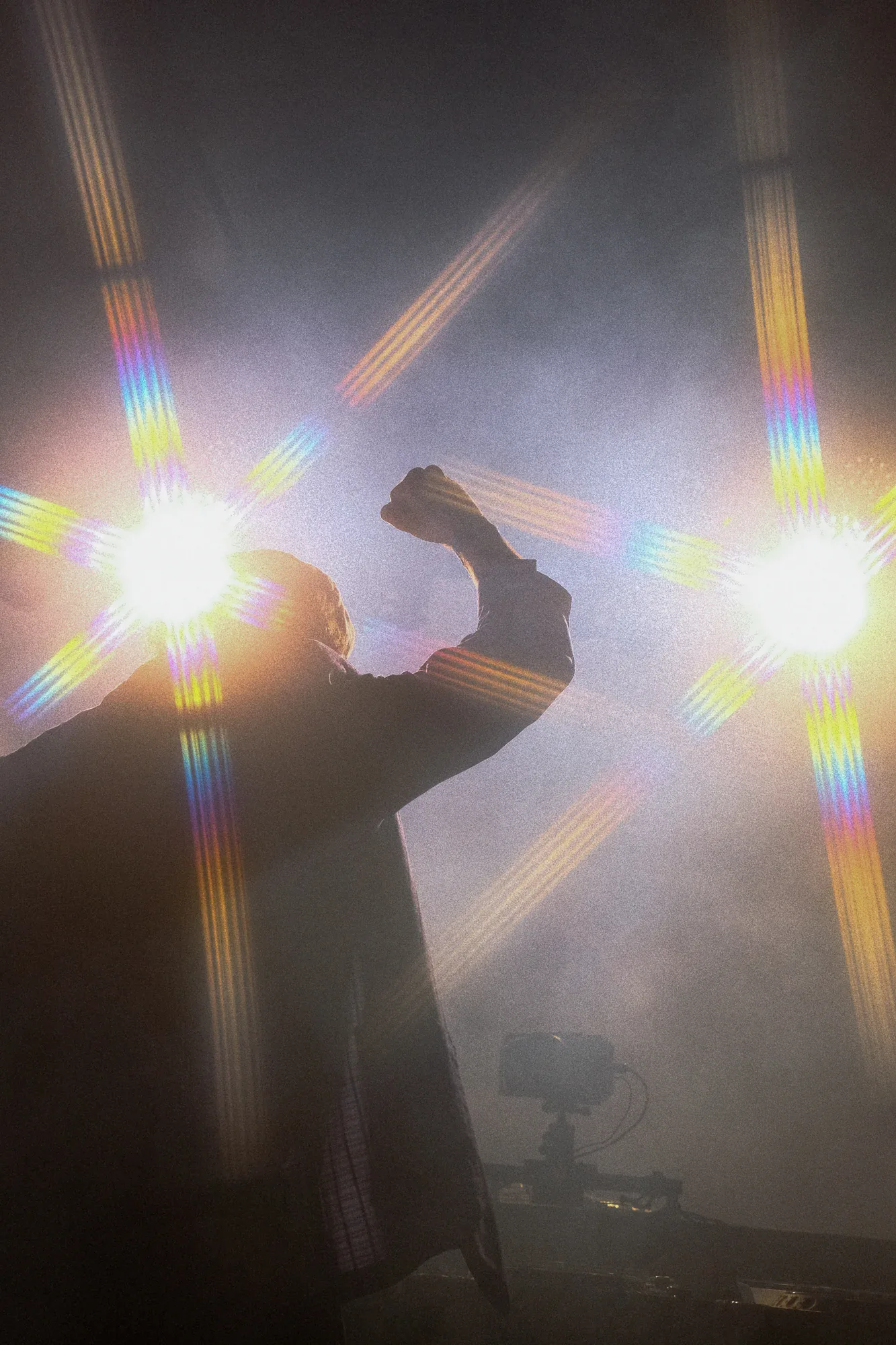 Foule euphorique de nuit au Flyin'Festival - lumières bleues et ambiance électrique