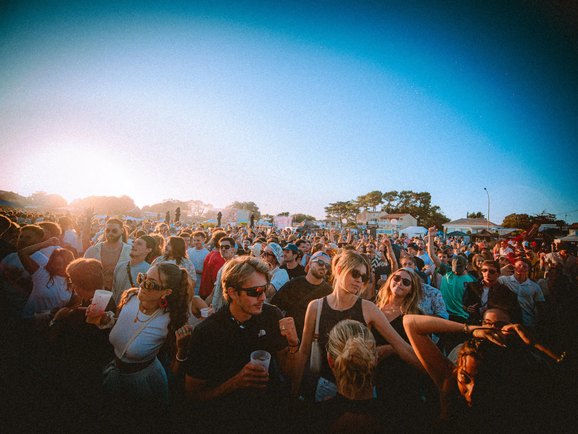 Danseurs dans la lumière dorée du Flyin'Festival 2024