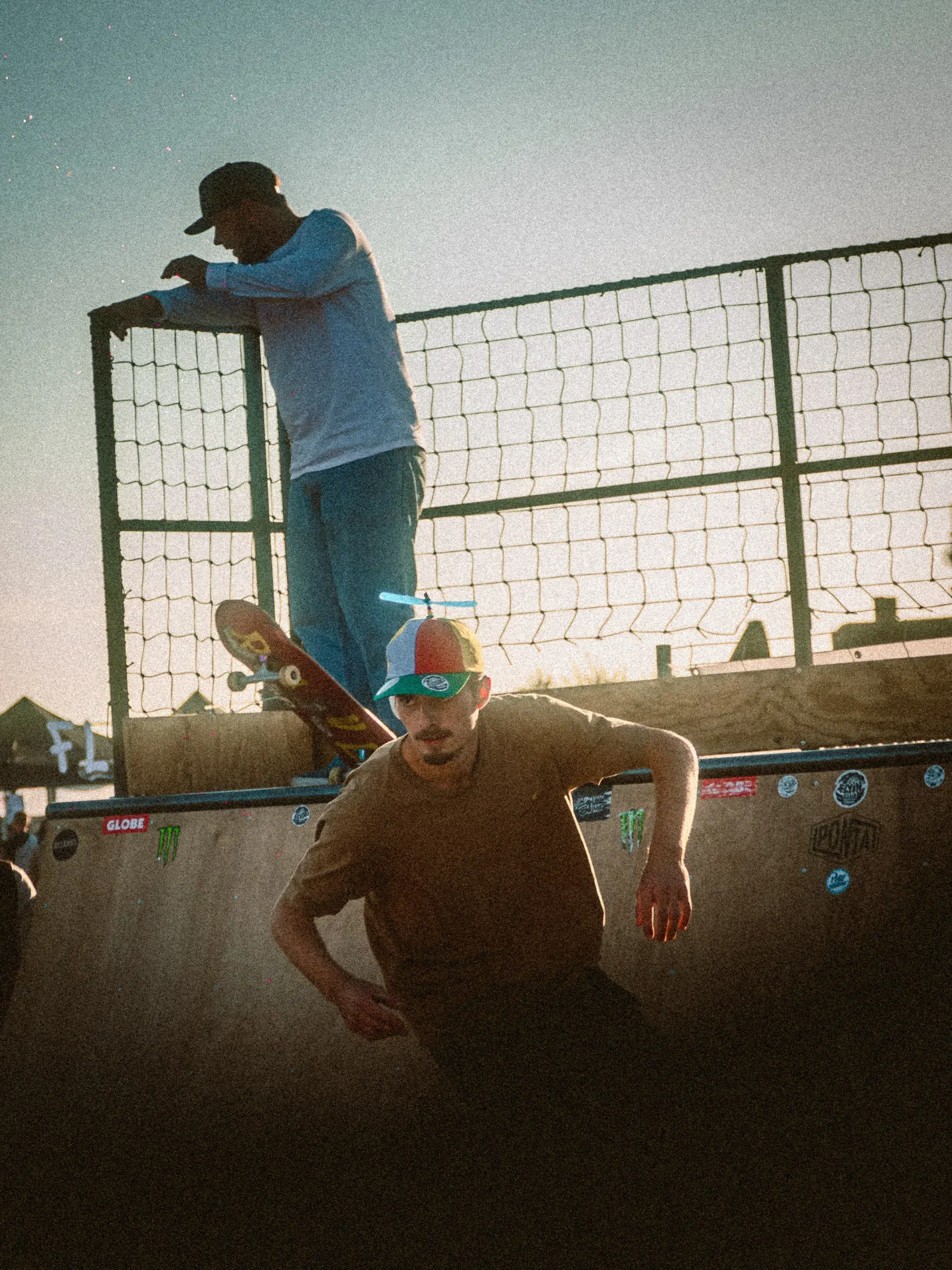 DJ sous le logo néon Flyin'Festival en pleine performance de nuit