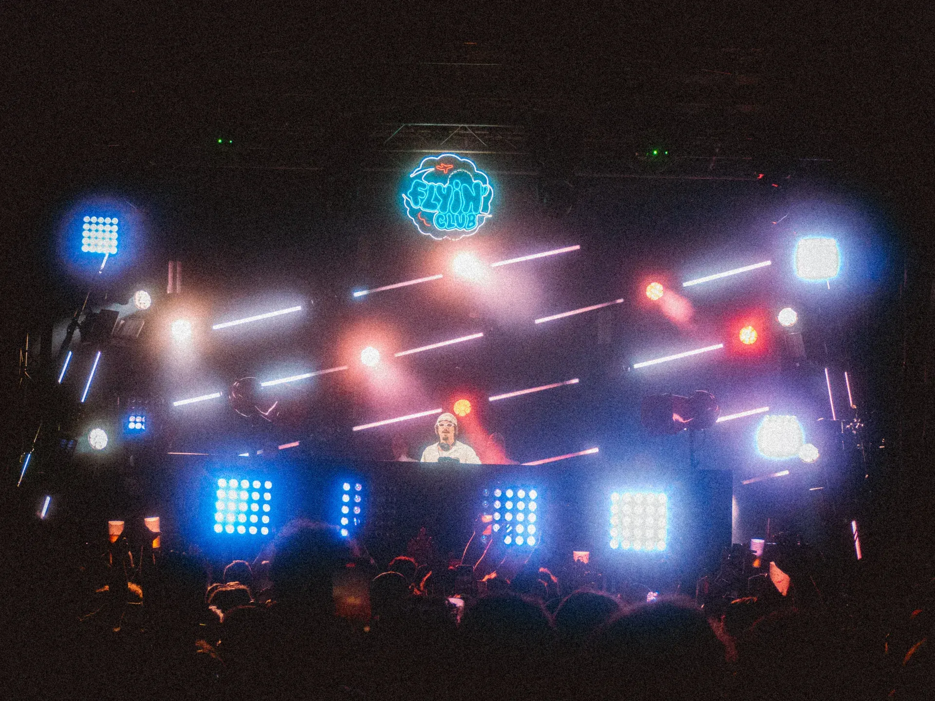 Foule face à la scène du Flyin'Festival pendant le coucher du soleil