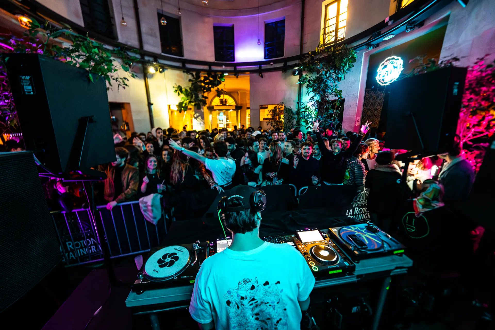 Scène principale illuminée la nuit pendant le Flyin'Festival